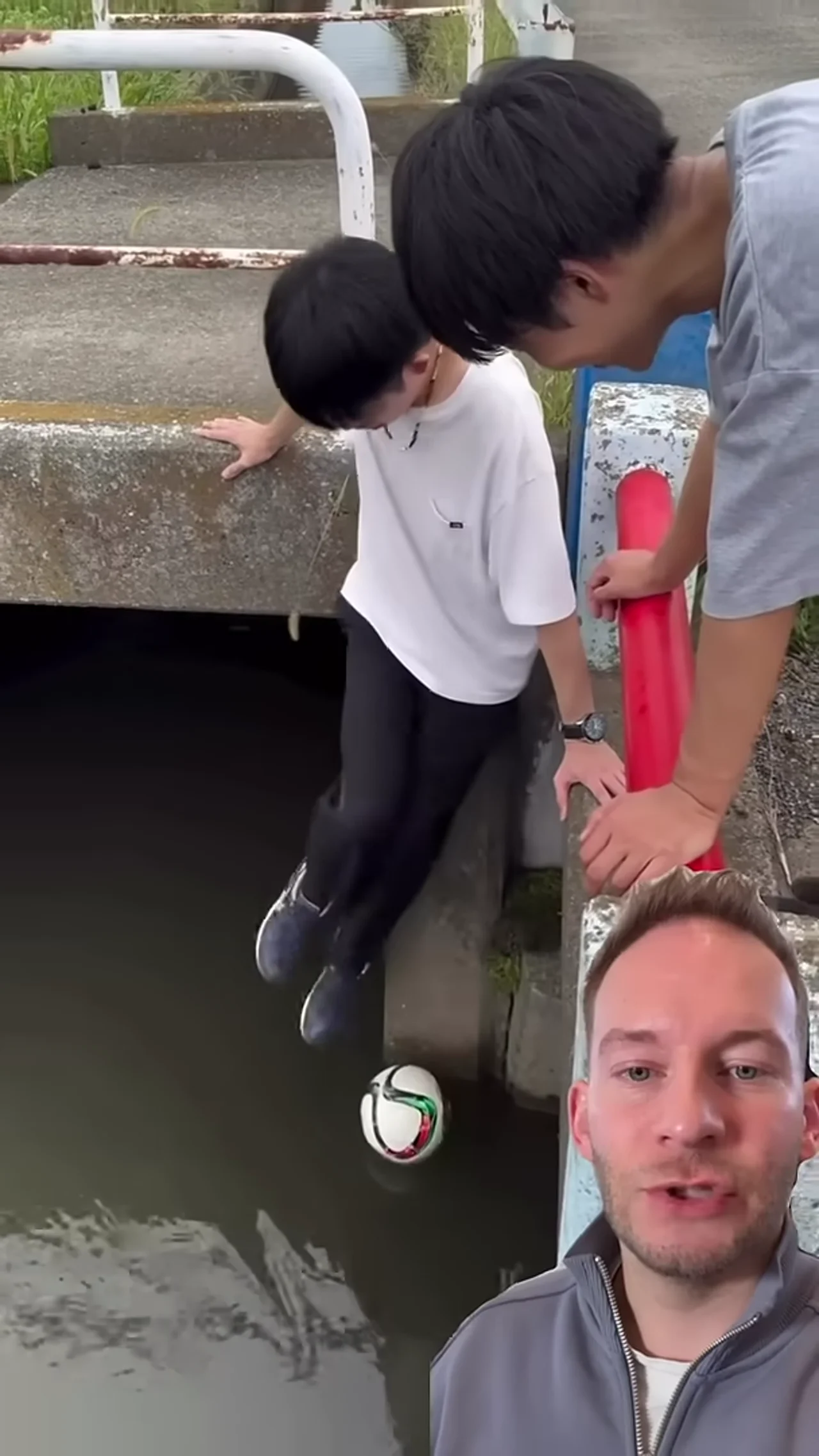 So holst du den Einkaufswagen aus dem Fluss wieder raus