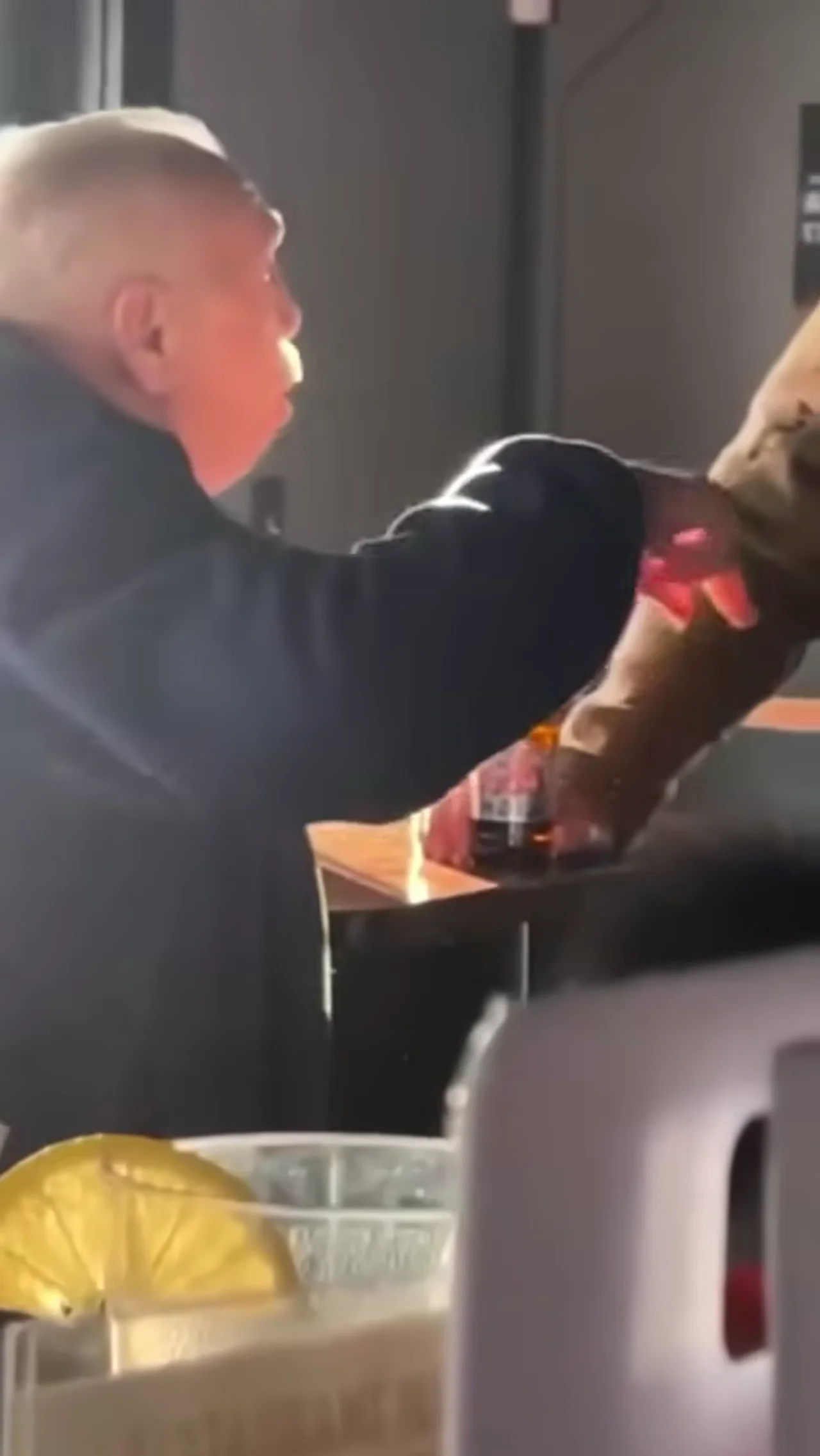Andere sprechen. Er bewässert.
