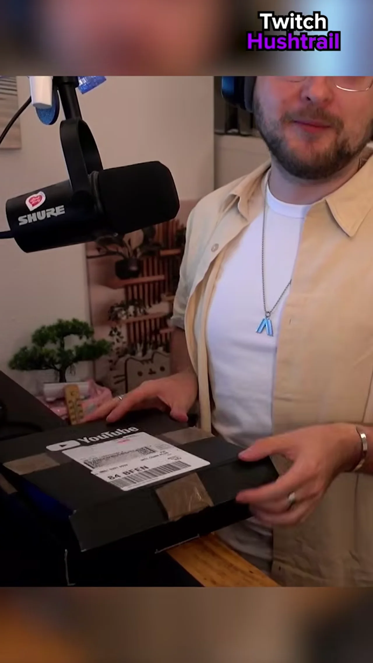 Ich unboxe meinen YouTube Playbutton! 😮 #YouTuber #PlayButton #TwitchStreamer #TwitchDeutschland