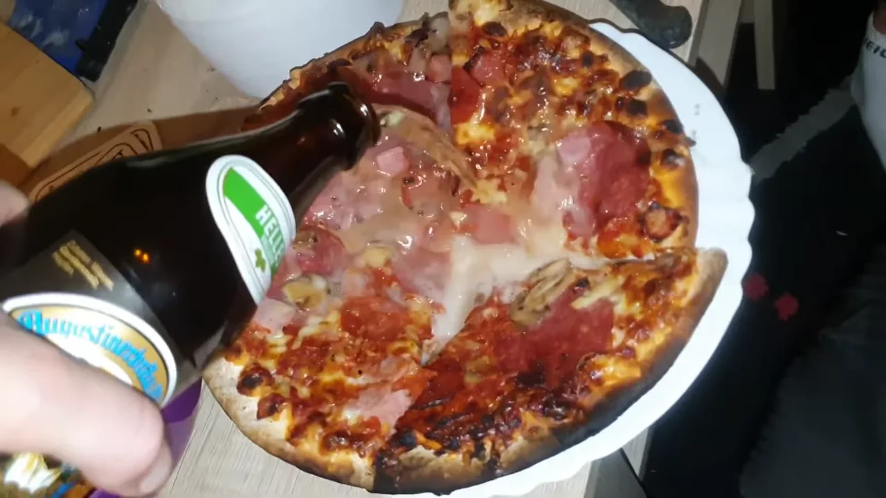 Die Pizza gibts mit Bier