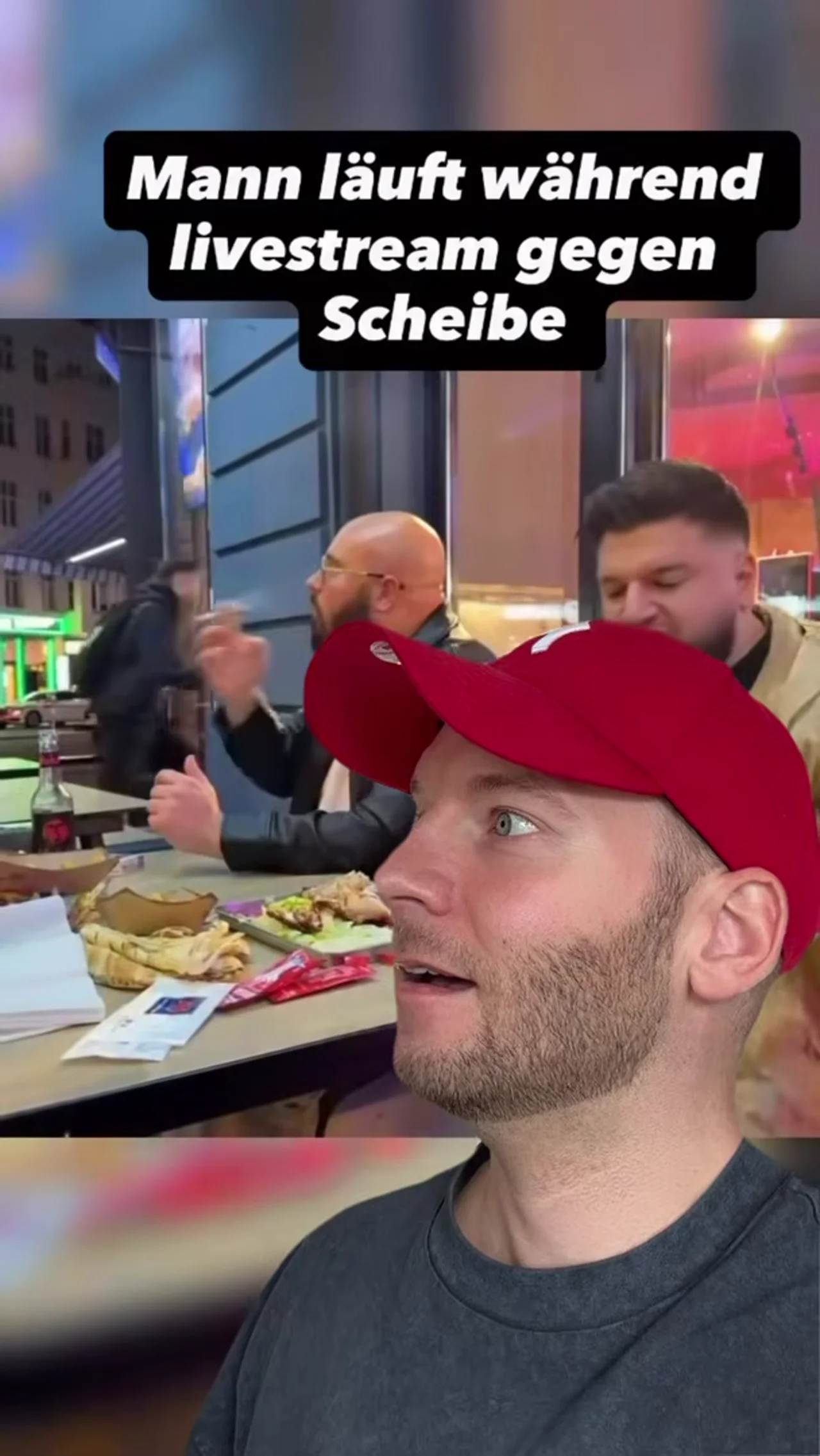 Er läuft im Livestream gegen die Scheibe 😂😂😂